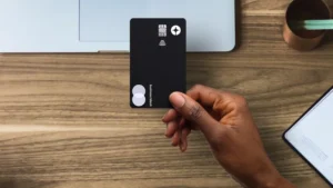 clara-visual-mock-business-black-card-16-9